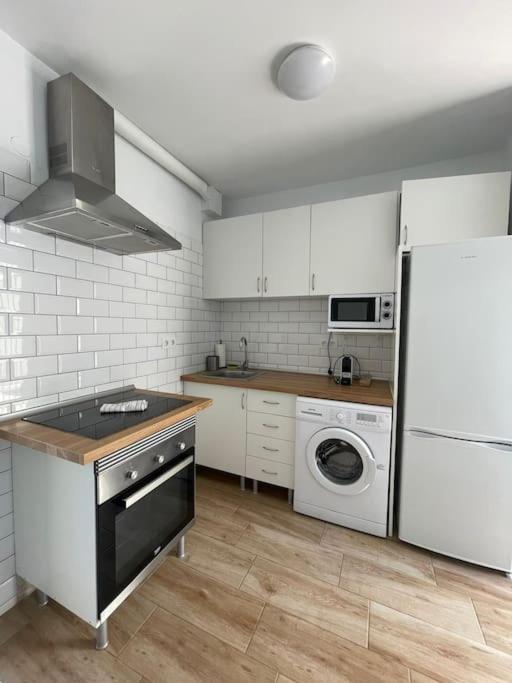 Pool View Apartment Primavera อาโรนา ภายนอก รูปภาพ