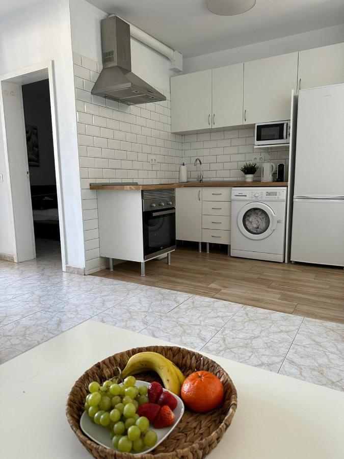 Pool View Apartment Primavera อาโรนา ภายนอก รูปภาพ
